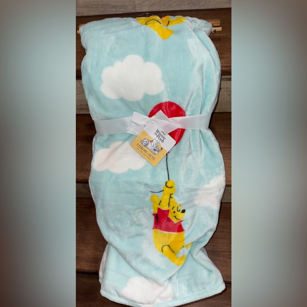 Cute 🥰 Disney Winnie the Pooh Plush Throw Blanket 60”x70” With Balloon Details🎈
